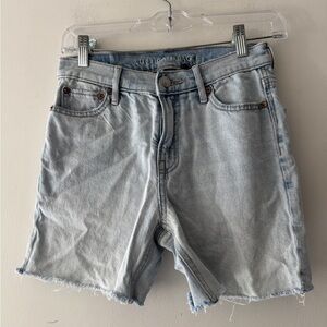 American Eagle Strigid Relaxed Short Light Wash Super High Rise